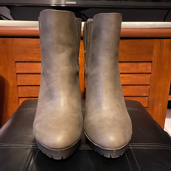 Shoes - Picture 3 of 3